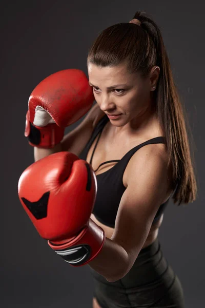 Mujer Boxeadora Con Guantes Rojos Golpeando Con Uppercut —  Fotos de Stock