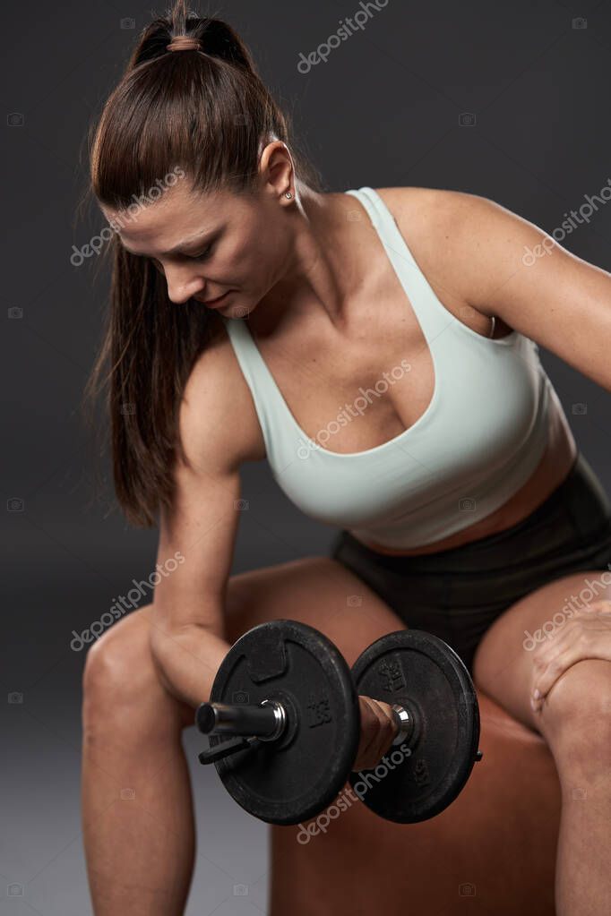Mancuernas Rutina Biceps Mujer Gym Mujer Haciendo Bíceps Rizo Con
