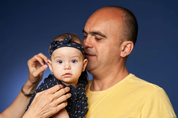 Pai Ter Grande Momento Com Sua Filha Bebê Tiro Estúdio — Fotografia de Stock