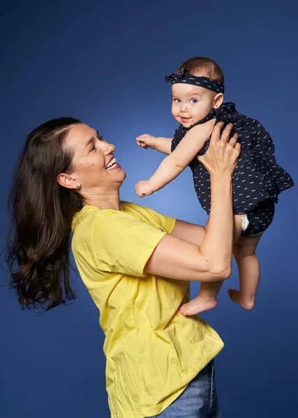 Jonge Moeder Met Een Geweldige Tijd Met Haar Dochtertje Studio — Stockfoto