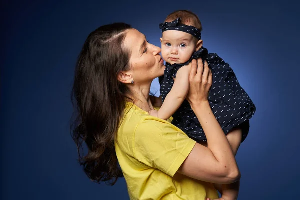 Young Mother Having Great Time Her Baby Daughter Studio Shot — ストック写真