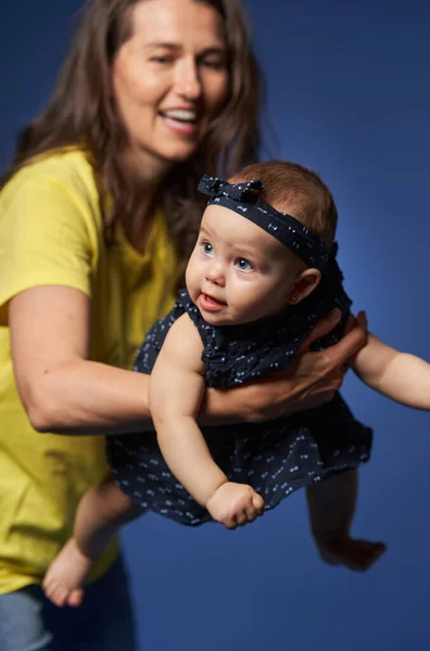 Junge Mutter Vergnügt Sich Mit Ihrer Kleinen Tochter Studioaufnahme Vor — Stockfoto