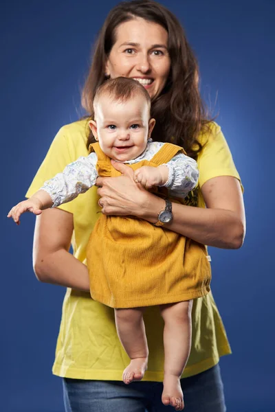 Jovem Mãe Ter Grande Momento Com Sua Filha Bebê Estúdio — Fotografia de Stock