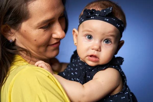 Joven Madre Pasando Buen Rato Con Hija Bebé Estudio Tiro —  Fotos de Stock