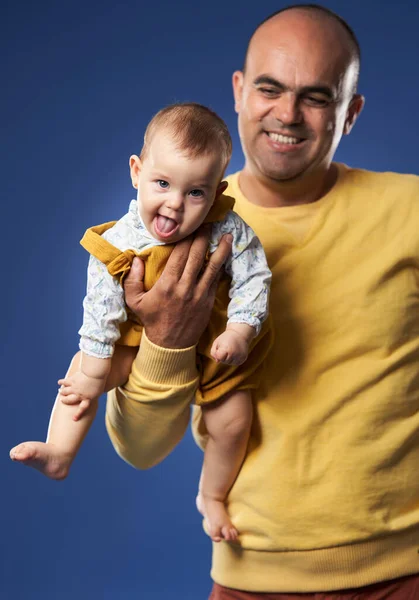 Pai Ter Grande Momento Com Sua Filha Bebê Tiro Estúdio — Fotografia de Stock