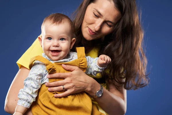 Young Mother Having Great Time Her Baby Daughter Studio Shot — Stock Photo, Image