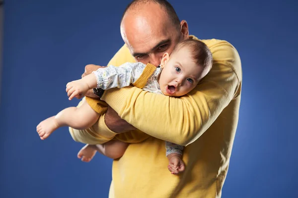 Vader Heeft Een Geweldige Tijd Met Zijn Dochtertje Studio Schot — Stockfoto