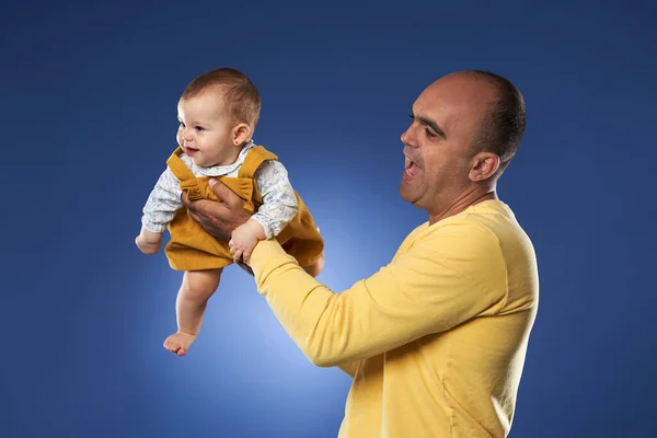 Padre Pasar Buen Rato Con Hija Bebé Toma Estudio — Foto de Stock