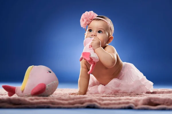 Nahaufnahme Eines Entzückenden Kleinen Mädchens Ihrem Ersten Lebensjahr Studioaufnahme Auf — Stockfoto
