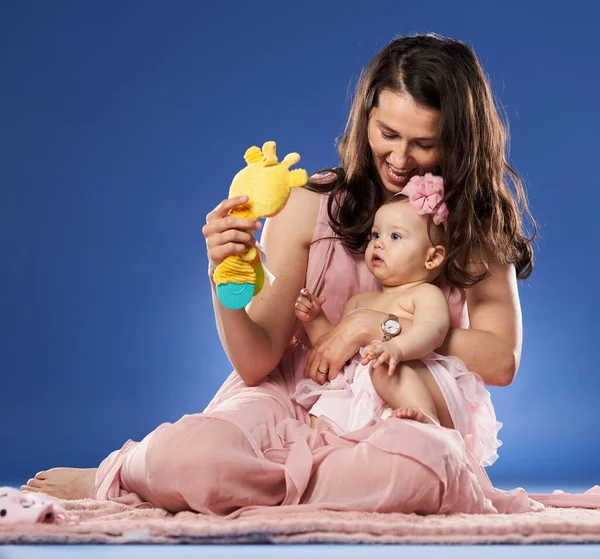 Young Mother Having Great Time Her Baby Daughter Studio Shot — ストック写真