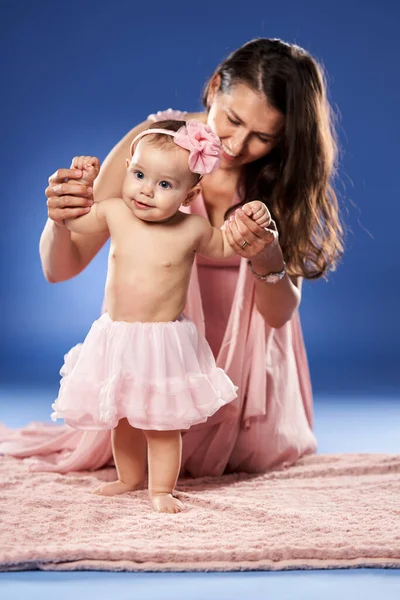 Młoda Matka Świetnie Się Bawi Swoją Córeczką Studio Kręcone Niebieskim — Zdjęcie stockowe