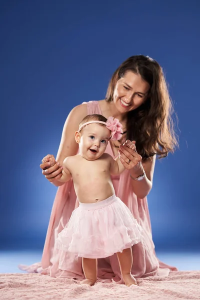 Junge Mutter Vergnügt Sich Mit Ihrer Kleinen Tochter Studioaufnahme Vor — Stockfoto