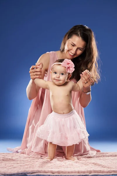 Jeune Mère Passer Bon Moment Avec Fille Bébé Studio Tourné — Photo