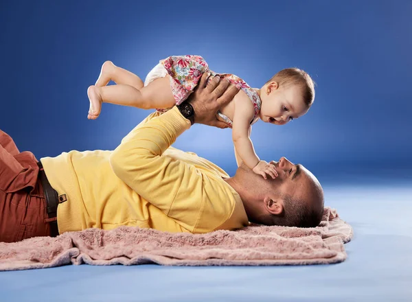 Pai Ter Grande Momento Com Sua Filha Bebê Tiro Estúdio — Fotografia de Stock