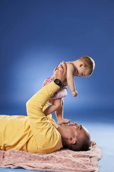 Pai Ter Grande Momento Com Sua Filha Bebê Tiro Estúdio — Fotografia de Stock