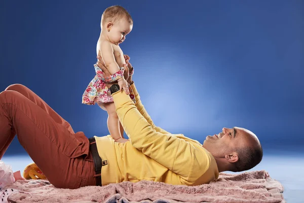 Père Passe Bon Moment Avec Petite Fille Tournage Studio — Photo