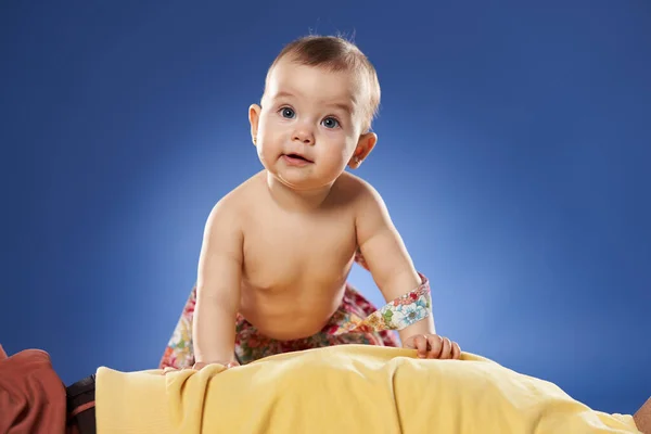 Pai Ter Grande Momento Com Sua Filha Bebê Tiro Estúdio — Fotografia de Stock