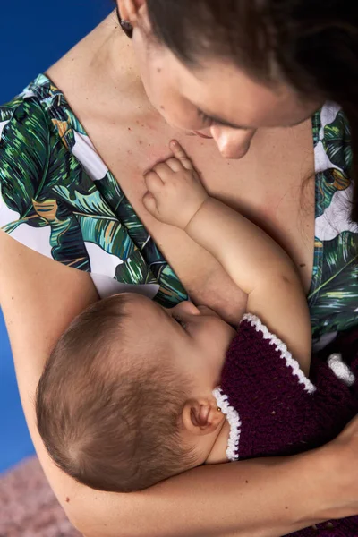 Jong Blank Moeder Borstvoeding Haar Baby Dochter Close Blauwe Achtergrond — Stockfoto