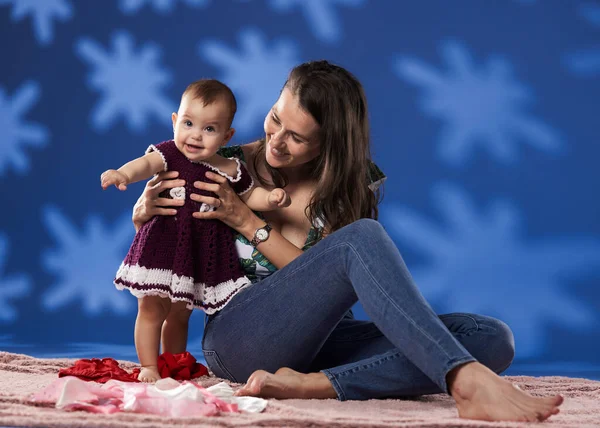 Jeune Mère Passer Bon Moment Avec Fille Bébé Studio Tourné — Photo