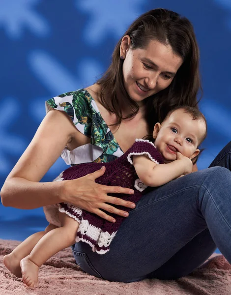 Joven Madre Pasando Buen Rato Con Hija Bebé Estudio Tiro —  Fotos de Stock