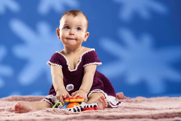 Fechar Uma Menina Adorável Seu Primeiro Ano Estúdio Filmado Fundo — Fotografia de Stock