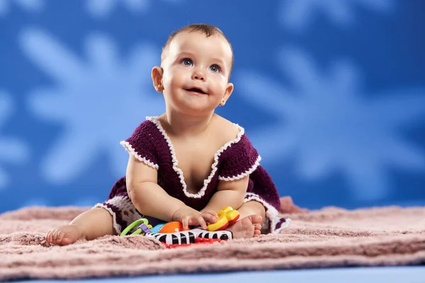 Nahaufnahme Eines Entzückenden Kleinen Mädchens Ihrem Ersten Lebensjahr Studioaufnahme Auf — Stockfoto