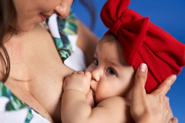 Ung Kaukasisk Mor Ammar Sitt Barn Dotter Närbild Blå Bakgrund — Stockfoto