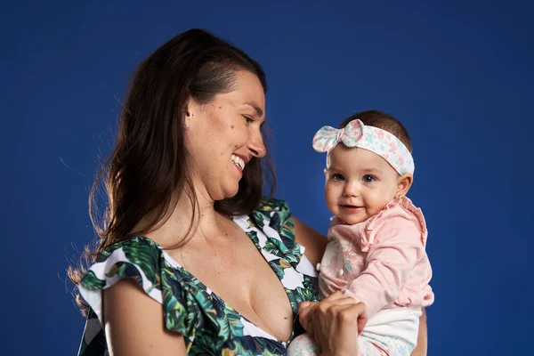 Jeune Mère Passer Bon Moment Avec Fille Bébé Studio Tourné — Photo