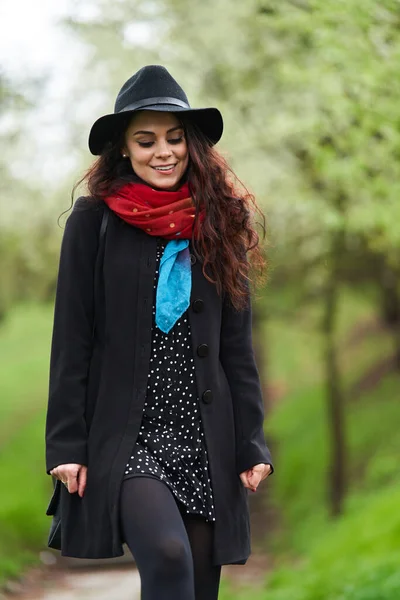 Mujer Joven Disfrutando Día Lluvioso Primavera Parque — Foto de Stock