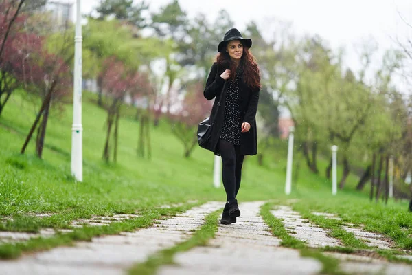 Mujer Joven Disfrutando Día Lluvioso Primavera Parque — Foto de Stock