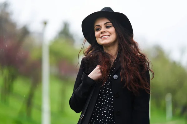 Mujer Joven Disfrutando Día Lluvioso Primavera Parque — Foto de Stock