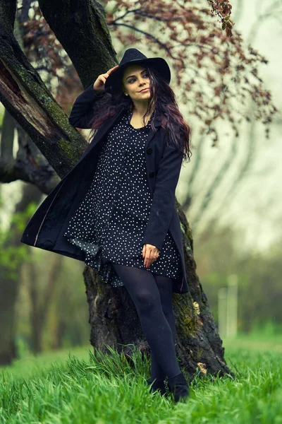 Νεαρή Γυναίκα Απολαμβάνει Μια Βροχερή Ανοιξιάτικη Μέρα Στο Πάρκο — Φωτογραφία Αρχείου