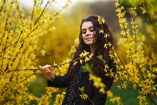 Junge Frau Genießt Einen Frühlingshaften Regentag Park — Stockfoto