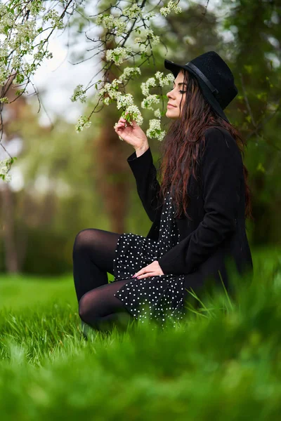 公園で春の雨の日を楽しむ若い女性 — ストック写真