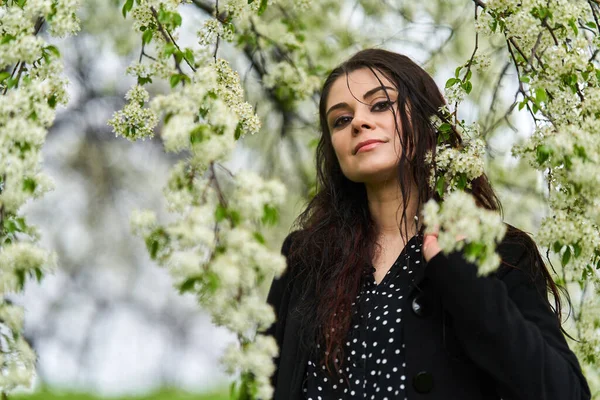 公園で春の雨の日を楽しむ若い女性 — ストック写真