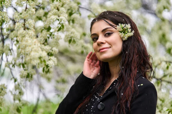 Ung Kvinna Njuter Vårregnig Dag Parken — Stockfoto