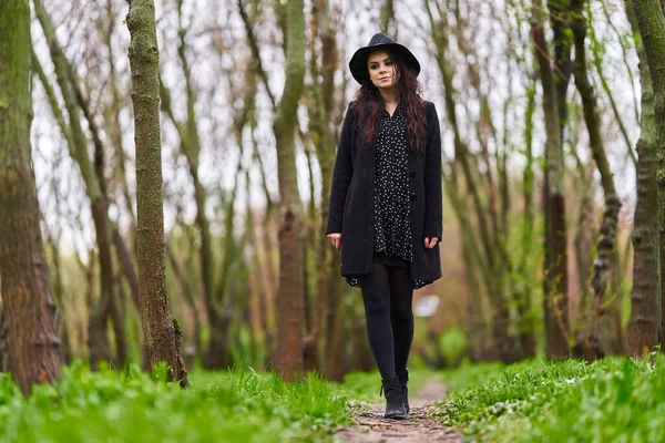 Portrait Une Belle Jeune Femme Dans Jour Printemps Pluvieux Dans — Photo