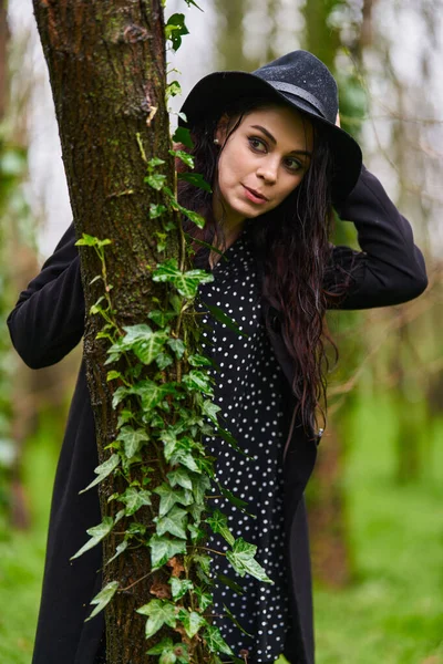 Portret Van Een Mooie Jonge Vrouw Een Regenachtige Lentedag Het — Stockfoto