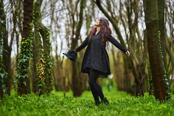 Parktaki Yağmurlu Bir Bahar Gününde Güzel Bir Genç Kadının Portresi — Stok fotoğraf