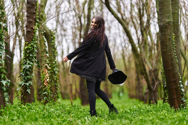 Portrait Beautiful Young Woman Rainy Spring Day Park — Fotografia de Stock