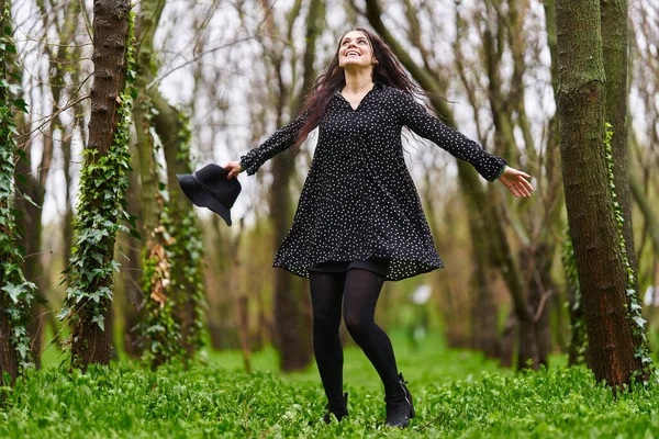 Portret Van Een Mooie Jonge Vrouw Een Regenachtige Lentedag Het — Stockfoto