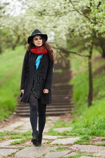 Jonge Vrouw Geniet Van Een Lente Regenachtige Dag Het Park Stockfoto