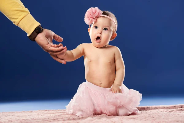 Dad Helping His Little Baby Daughter Stand — Stock Photo, Image