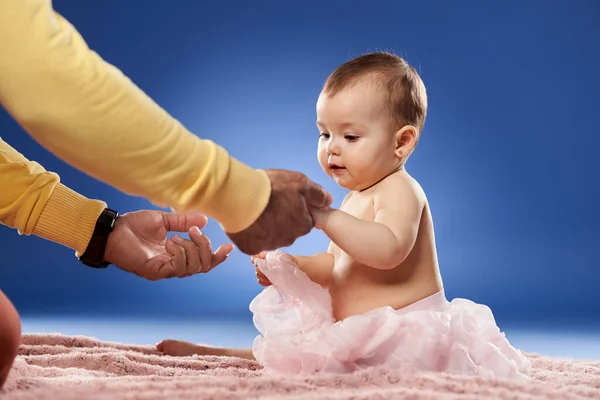 Papa Helpt Zijn Dochtertje Overeind Staan — Stockfoto