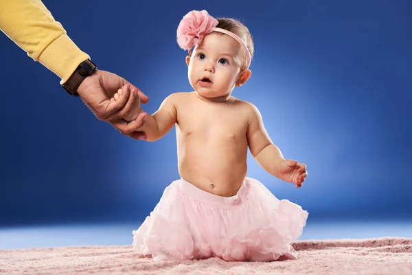 Papa Helpt Zijn Dochtertje Overeind Staan — Stockfoto