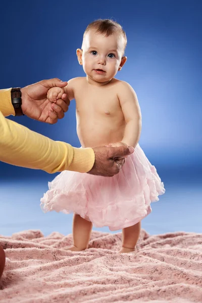 Papá Ayudando Hijita Ponerse Pie — Foto de Stock