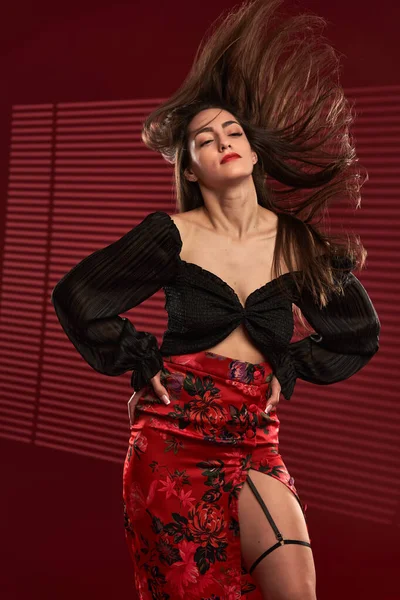 Hermosa Modelo Glamour Falda Roja Blusa Negra Con Cabello Volando — Foto de Stock