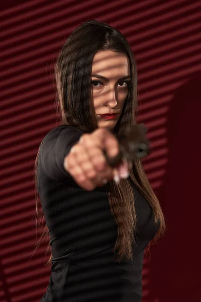 Piękna Femme Fatale Zabójczyni Trzymająca Broń — Zdjęcie stockowe