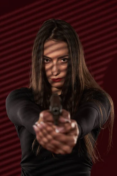 Beautiful Femme Fatale Hitwoman Holding Gun — ストック写真