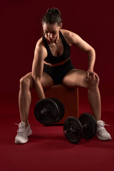 Mulher Forte Fazendo Bíceps Curl Exercício Com Halteres Sentados — Fotografia de Stock